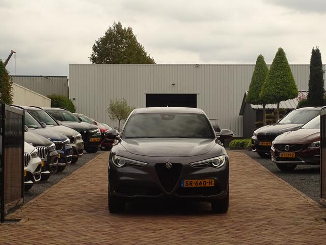 Alfa Romeo Stelvio 2.0 T AWD Velocest. | Carplay!! | Flippers | All-Black! | Donkere hemelbekl.