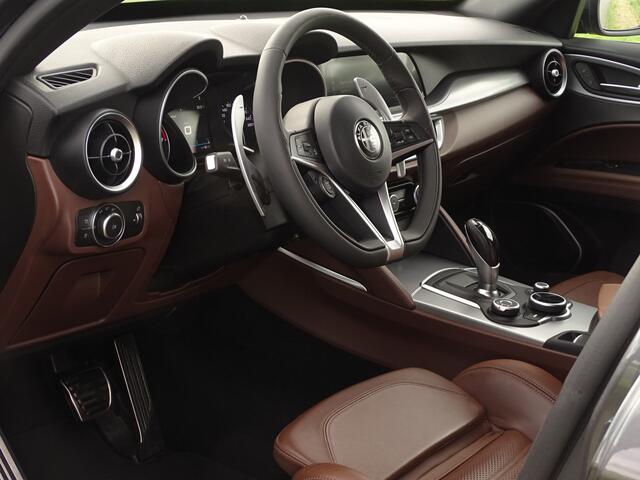 Alfa Romeo Stelvio 2.0 T AWD Velocest. | Carplay!! | Flippers | All-Black! | Donkere hemelbekl.