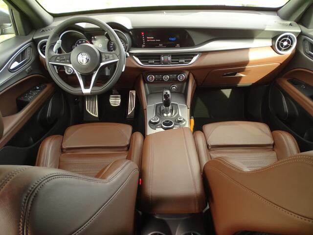 Alfa Romeo Stelvio 2.0 T AWD Velocest. | Carplay!! | Flippers | All-Black! | Donkere hemelbekl.