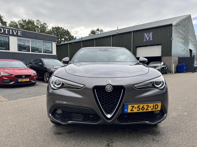 Alfa Romeo Stelvio 2.2 JTD AWD Veloce Automaat | VAN: € 34.900- VOOR: € 32.877,- UW HERFSTVOORDEEL: € 2.023,- | CAMERA| STOEL + STUURVERWARMING + MEMORY| KEY LESS ENTRY | LEDER | ADAPT. CRUISE CONTROL | 12 MND BOVAG GARANTIE