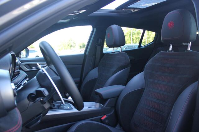 Alfa Romeo Tonale PHEV 280PK VELOCE | NIEUWE AUTO! | PANORAMISCH SCHUIF/KANTEL DAK | WINTERPACK: STOEL/STUUR VERWARMING | TECHNOLOGY PACK: PARKEERWAARSCHUWING VOOR EN ACHTER/360° CAMERA/AUTOMATISCH INPARKEREN/ AUTONOMOUS DRIVING LEVEL 2: ADAPTIVE CRUISE CONTROL/LANE CENTER