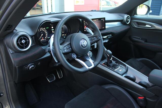 Alfa Romeo Tonale PHEV 280PK VELOCE | NIEUWE AUTO! | PANORAMISCH SCHUIF/KANTEL DAK | WINTERPACK: STOEL/STUUR VERWARMING | TECHNOLOGY PACK: PARKEERWAARSCHUWING VOOR EN ACHTER/360° CAMERA/AUTOMATISCH INPARKEREN/ AUTONOMOUS DRIVING LEVEL 2: ADAPTIVE CRUISE CONTROL/LANE CENTER