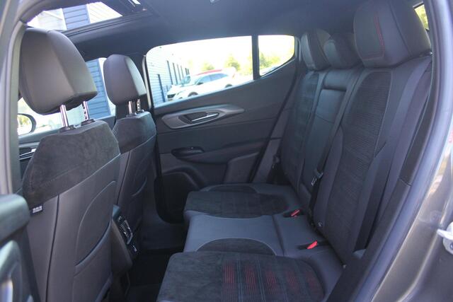 Alfa Romeo Tonale PHEV 280PK VELOCE | NIEUWE AUTO! | PANORAMISCH SCHUIF/KANTEL DAK | WINTERPACK: STOEL/STUUR VERWARMING | TECHNOLOGY PACK: PARKEERWAARSCHUWING VOOR EN ACHTER/360° CAMERA/AUTOMATISCH INPARKEREN/ AUTONOMOUS DRIVING LEVEL 2: ADAPTIVE CRUISE CONTROL/LANE CENTER