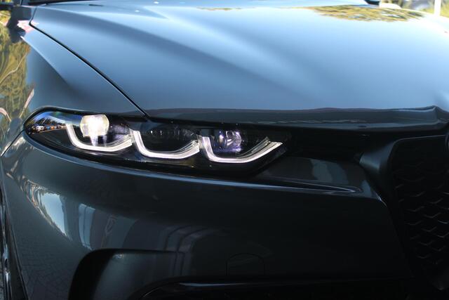 Alfa Romeo Tonale PHEV 280PK VELOCE | NIEUWE AUTO! | PANORAMISCH SCHUIF/KANTEL DAK | WINTERPACK: STOEL/STUUR VERWARMING | TECHNOLOGY PACK: PARKEERWAARSCHUWING VOOR EN ACHTER/360° CAMERA/AUTOMATISCH INPARKEREN/ AUTONOMOUS DRIVING LEVEL 2: ADAPTIVE CRUISE CONTROL/LANE CENTER