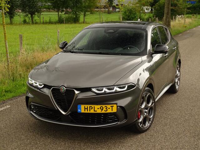 Alfa Romeo Tonale 1.5T Hybrid Ti | Schuifdak | H+K | BTW | Full Options! Nieuwstaat!