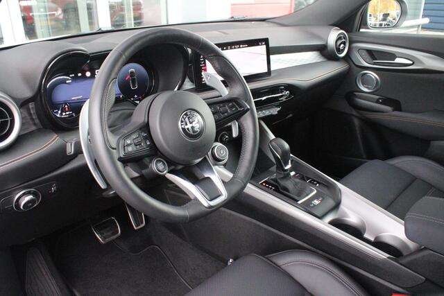 Alfa Romeo Tonale 1.5T 160PK Hybrid VELOCE | PANORAMISCH SCHUIF/KANTEL DAK | PREMIUM PACK: LEDEREN BEKLEDING/GEVENTILEERDE VOORSTOELEN/4-VOUDIG ELEKTRISCH VERSTELBARE LENDESTEUN VOORSTOELEN/HOOGGLANS ZWARTE RAAMOMLIJSTING/AMBIENT LIGHTING | TECHNOLOGY PACK: PARKEERWAARSCHU