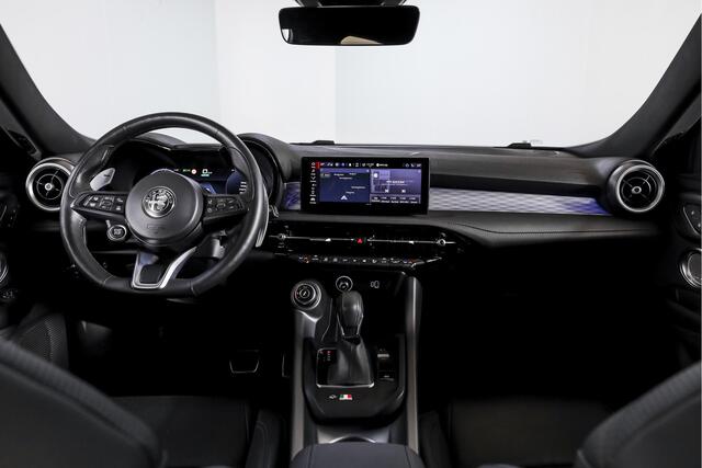 Alfa Romeo Tonale 1.5T Hybrid Veloce - Automaat Orig. NL | Dig. Cockpit | Adapt. Cruise | Stoel-+Stuurverw. | PDC | Camera | NAV + App. Connect | ECC | Elek. Klep | DAB | LM 20" |