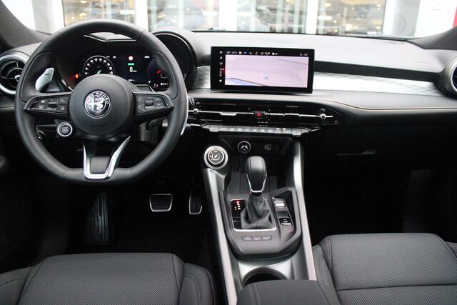 Alfa Romeo Tonale 1.3T PHEV 280PK VELOCE Q4 | PANORAMISCH SCHUIF / KANTELDAK | LEDEREN BEKLEDING | VOORSTOELEN / STUUR VERWARMD | VOORSTOELEN GEVENTILEERD | VOORSTOELEN ELEKTRISCH VERSTELBAAR | DRAADLOOS APPLE CARPLAY / ANDROID AUTO | 360° CAMERA | AUTOMATISCH DIMMENDE BUI