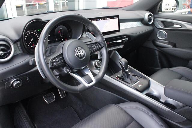 Alfa Romeo Tonale 1.5T Hybrid 160PK VELOCE | AFNEEMBARE TREKHAAK | PREMIUM PACK: LEDEREN BEKLEDING/GEVENTILEERDE VOORSTOELEN/4-VOUDIG ELEKTRISCH VERSTELBARE LENDESTEUN VOORSTOELEN/ELEKTRISCH BEDIENBARE VOORSTOELEN/GEHEUGEN OP DE BESTUUDERSSTOEL/HOOGGLANS ZWARTE RAAMOMLIJST
