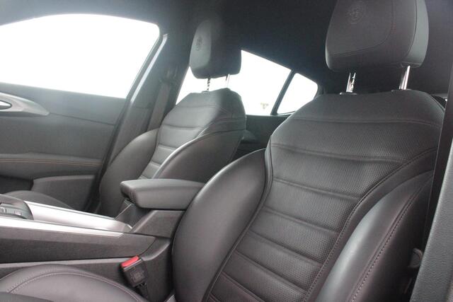 Alfa Romeo Tonale 1.5T Hybrid 160PK VELOCE | PREMIUM PACK: LEDEREN BEKLEDING/GEVENTILEERDE VOORSTOELEN/4-VOUDIG ELEKTRISCH VERSTELBARE LENDESTEUN VOORSTOELEN/HOOGGLANS ZWARTE RAAMOMLIJSTING/AMBIENT LIGHTING | TECHNOLOGY PACK: PARKEERWAARSCHUWING VOOR EN ACHTER/360° CAMERA/