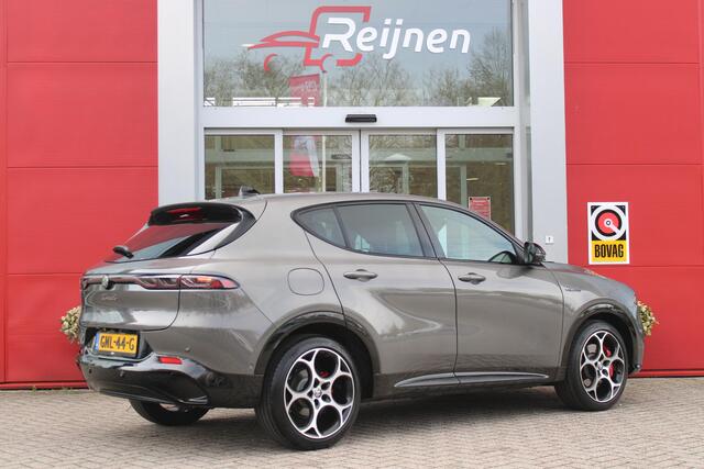 Alfa Romeo Tonale 1.5T Hybrid 160PK VELOCE | PREMIUM PACK: LEDEREN BEKLEDING/GEVENTILEERDE VOORSTOELEN/4-VOUDIG ELEKTRISCH VERSTELBARE LENDESTEUN VOORSTOELEN/HOOGGLANS ZWARTE RAAMOMLIJSTING/AMBIENT LIGHTING | TECHNOLOGY PACK: PARKEERWAARSCHUWING VOOR EN ACHTER/360° CAMERA/