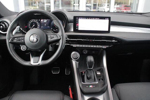 Alfa Romeo Tonale 1.5T Hybrid 160PK VELOCE | PREMIUM PACK: LEDEREN BEKLEDING/GEVENTILEERDE VOORSTOELEN/4-VOUDIG ELEKTRISCH VERSTELBARE LENDESTEUN VOORSTOELEN/HOOGGLANS ZWARTE RAAMOMLIJSTING/AMBIENT LIGHTING | TECHNOLOGY PACK: PARKEERWAARSCHUWING VOOR EN ACHTER/360° CAMERA/