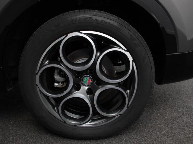 Alfa Romeo Tonale 1.3T PHEV Ti Automaat 280 PK Climate control Adaptieve cruise control Parkeersensoren achter Camera Sfeerverlichting Navigatie Apple Carplay/ Android Auto