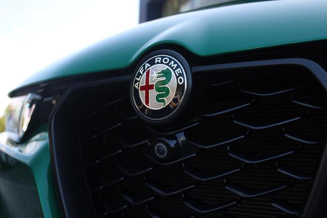 Alfa Romeo Tonale 1.5T Hybrid 160PK VELOCE | PREMIUM PACK: LEDEREN BEKLEDING/GEVENTILEERDE VOORSTOELEN/4-VOUDIG ELEKTRISCH VERSTELBARE LENDESTEUN VOORSTOELEN/ELEKTRISCH BEDIENBARE /HOOGGLANS ZWARTE RAAMOMLIJSTING/AMBIENT LIGHTING | TECHNOLOGY PACK: PARKEERWAARSCHUWING VOOR