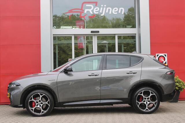 Alfa Romeo Tonale 1.5T Hybrid 160PK VELOCE | PREMIUM PACK: LEDEREN BEKLEDING/GEVENTILEERDE VOORSTOELEN/4-VOUDIG ELEKTRISCH VERSTELBARE LENDESTEUN VOORSTOELEN/ELEKTRISCH BEDIENBARE /HOOGGLANS ZWARTE RAAMOMLIJSTING/AMBIENT LIGHTING | TECHNOLOGY PACK: PARKEERWAARSCHUWING VOOR