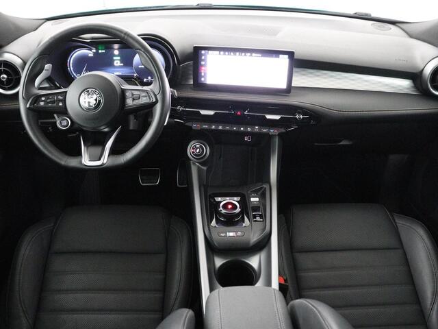 Alfa Romeo Tonale 1.5T Hybrid Veloce | 360 Camera | Stoel ventilatie | Stoel/stuur verwarming | Carplay | Matrix LED | Digital cockpit | Keyless | Adaptive cruise | Elektrische stoelen | Leder | Parkeerhulp | Elektrische kofferbak | Climate control