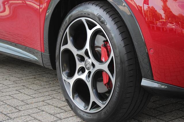 Alfa Romeo Tonale 1.5T 160PK Hybrid Veloce TECHNOLOGY PACK: PARKEERWAARSCHUWING VOOR EN ACHTER/360° CAMERA / AUTONOMOUS DRIVING LEVEL 2: ADAPTIVE CRUISE CONTROL/LANE CENTERING ASSIST/TRAFFIC JAM ASSIST DODEHOEK DETECTIE AUTOMATISCH DIMMENDE BUITENSPIEGELS ELEKTRISCH BEDIEN