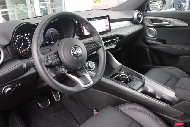Alfa Romeo Tonale 1.3T PHEV 280PK EDIZIONE BUSINESS | AFNEEMBARE TREKHAAK | ALL SEASON BANDEN | PREMIUM PACK: LEDEREN BEKLEDING/GEVENTILEERDE VOORSTOELEN/4-VOUDIG ELEKTRISCH VERSTELBARE LENDESTEUN VOORSTOELEN/HOOGGLANS ZWARTE RAAMOMLIJSTING/AMBIENT LIGHTING | TECHNOLOGY PA