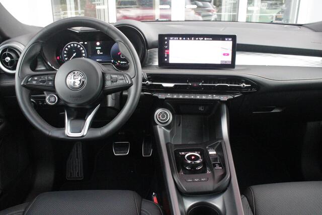 Alfa Romeo Tonale 1.3T PHEV 280PK EDIZIONE BUSINESS | AFNEEMBARE TREKHAAK | ALL SEASON BANDEN | PREMIUM PACK: LEDEREN BEKLEDING/GEVENTILEERDE VOORSTOELEN/4-VOUDIG ELEKTRISCH VERSTELBARE LENDESTEUN VOORSTOELEN/HOOGGLANS ZWARTE RAAMOMLIJSTING/AMBIENT LIGHTING | TECHNOLOGY PA