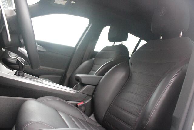 Alfa Romeo Tonale 1.3T 280PK PHEV VELOCE | PANORAMISCH SCHUIF/KANTEL DAK | PREMIUM PACK: LEDEREN BEKLEDING/GEVENTILEERDE VOORSTOELEN/4-VOUDIG ELEKTRISCH VERSTELBARE LENDESTEUN VOORSTOELEN/HOOGGLANS ZWARTE RAAMOMLIJSTING/AMBIENT LIGHTING | TECHNOLOGY PACK: PARKEERWAARSCHUWING VOOR EN ACHTER/ACHTERUITRIJ CAMERA/AUTONOMOUS DRIVING LEVEL 2: ADAPTIVE CRUISE CONTROL/LANE CENTERING ASSIST/TRAFFIC JAM ASSIST/AUTOMATISCH DIMMENDE BUITENSPIEGELS | WINTERPACK: STOELVERWARMING VOOR/STUURVERWARMING/VERWARMBARE RUITENSPROEIERS | HARMAN KARDON SOUND SYSTEM | 20" LICHTMETALEN VELGEN "GRAPHITE GREY" | DRAADLOZE TELEFOONLADER | NAVIGATIE | DRAADLOZE APPLE CARPLAY/ANDROID AUTO | FULL LED MATRIX KOPLAMPEN |
