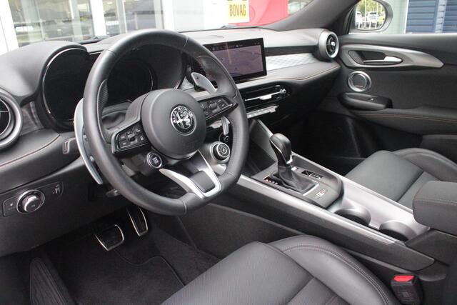 Alfa Romeo Tonale 1.3T 280PK PHEV VELOCE | PANORAMISCH SCHUIF/KANTEL DAK | PREMIUM PACK: LEDEREN BEKLEDING/GEVENTILEERDE VOORSTOELEN/4-VOUDIG ELEKTRISCH VERSTELBARE LENDESTEUN VOORSTOELEN/HOOGGLANS ZWARTE RAAMOMLIJSTING/AMBIENT LIGHTING | TECHNOLOGY PACK: PARKEERWAARSCHUWING VOOR EN ACHTER/ACHTERUITRIJ CAMERA/AUTONOMOUS DRIVING LEVEL 2: ADAPTIVE CRUISE CONTROL/LANE CENTERING ASSIST/TRAFFIC JAM ASSIST/AUTOMATISCH DIMMENDE BUITENSPIEGELS | WINTERPACK: STOELVERWARMING VOOR/STUURVERWARMING/VERWARMBARE RUITENSPROEIERS | HARMAN KARDON SOUND SYSTEM | 20" LICHTMETALEN VELGEN "GRAPHITE GREY" | DRAADLOZE TELEFOONLADER | NAVIGATIE | DRAADLOZE APPLE CARPLAY/ANDROID AUTO | FULL LED MATRIX KOPLAMPEN |