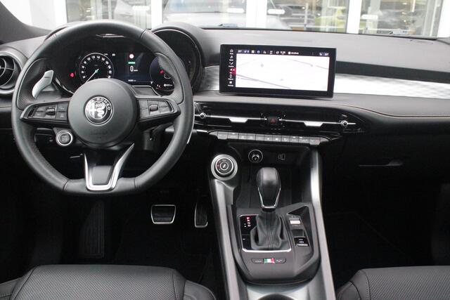 Alfa Romeo Tonale 1.3T 280PK PHEV VELOCE | PANORAMISCH SCHUIF/KANTEL DAK | PREMIUM PACK: LEDEREN BEKLEDING/GEVENTILEERDE VOORSTOELEN/4-VOUDIG ELEKTRISCH VERSTELBARE LENDESTEUN VOORSTOELEN/HOOGGLANS ZWARTE RAAMOMLIJSTING/AMBIENT LIGHTING | TECHNOLOGY PACK: PARKEERWAARSCHUWING VOOR EN ACHTER/ACHTERUITRIJ CAMERA/AUTONOMOUS DRIVING LEVEL 2: ADAPTIVE CRUISE CONTROL/LANE CENTERING ASSIST/TRAFFIC JAM ASSIST/AUTOMATISCH DIMMENDE BUITENSPIEGELS | WINTERPACK: STOELVERWARMING VOOR/STUURVERWARMING/VERWARMBARE RUITENSPROEIERS | HARMAN KARDON SOUND SYSTEM | 20" LICHTMETALEN VELGEN "GRAPHITE GREY" | DRAADLOZE TELEFOONLADER | NAVIGATIE | DRAADLOZE APPLE CARPLAY/ANDROID AUTO | FULL LED MATRIX KOPLAMPEN |
