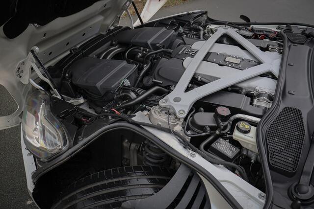 Aston Martin DB11 5.2 V12 | B&O 3D AUDIO | SUÉDE HEMELBEKLEDING | STOELKOELING/VERWARMING | MORNING FROST PEARL METALLIC AML SPECIAL PAINT