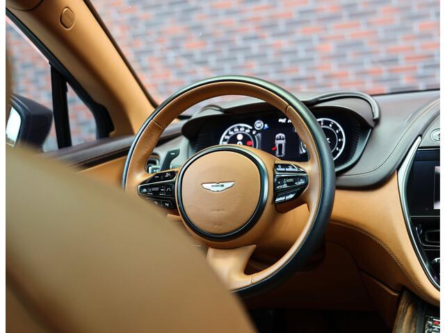Aston Martin DBX 4.0 V8 | Minotaur Green - Pano - Historie