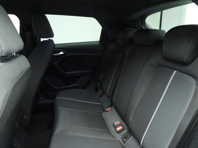 Audi A1 citycarver 25 TFSI epic | Zwart Optiek | MMI Navi | Parkeersens. | 17" | Afgevlakt stuur