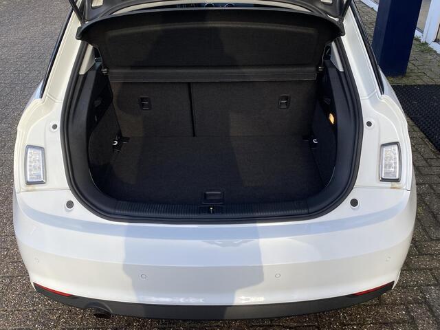 Audi A1 Sportback 1.0 TFSI Adrenalin / Automaat / 34.000 KM! / Cruise-Control / Climate-Control / Stoelverwarming / Radio-Bluetooth / Navi / Armsteun-Voor / PDC V+A / 15'' LMV / All-Season / ENZ.