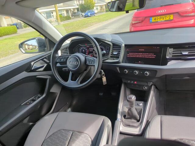 Audi A1 Sportback 30 TFSI 115pk epic / Sportstoelen / Parkeer sensoren achter / Zwart dak / Airco / Carplay / 17'' LMV