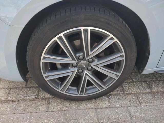 Audi A1 Sportback 30 TFSI 115pk epic / Sportstoelen / Parkeer sensoren achter / Zwart dak / Airco / Carplay / 17'' LMV