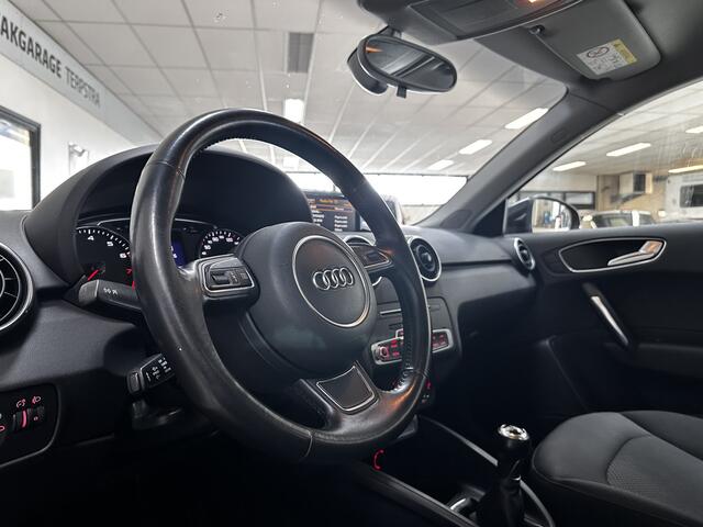 Audi A1 Sportback 1.0 TFSI Adrenalin/ Trekhaak/ Facelift!/ DEALER ONDERHOUDEN!/ 5-Drs/ Two-Tone/ 17'' LMV/ Navi/ Airco/ Cruise/ Elek. pakket/ Isofix/ Bluetooth/ Multi. LEDER. Stuur/ Mistl./ Dagrijverl.
