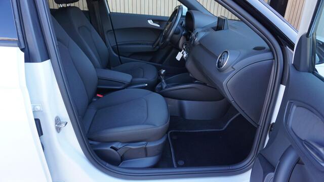 Audi A1 Sportback 1.0 TFSI 81pk 5Drs LED Navi Bluetooth Stoelverwarming 15inch LM *Zwart Dak* 83532km!
