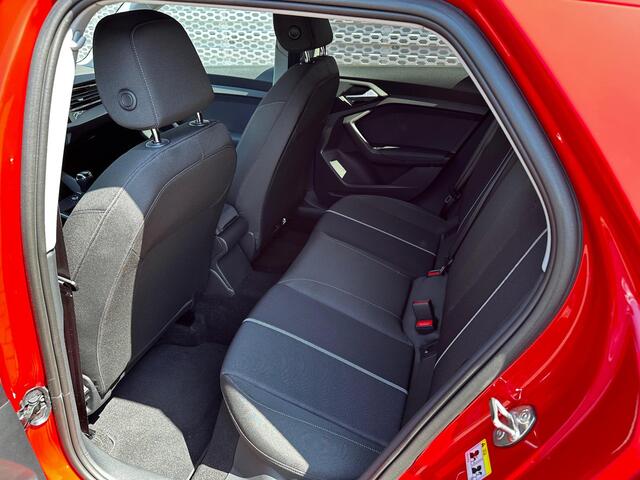 Audi A1 Sportback Advanced edition 25 TFSI 70 kW / 95 PK Spor Kunstleder op interieurdelen | Dak in contrastkleur | Contrastpakket 2 | Optiekpakket zwart plus | Privacy glas |