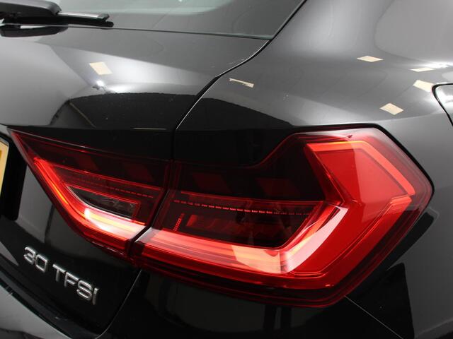 Audi A1 Sportback 30 TFSI S edition Climate control Cruise control Stoelverwarming Lichtmetalen velgen Navigatie Apple Carplay/ Android Auto Parkeersensoren