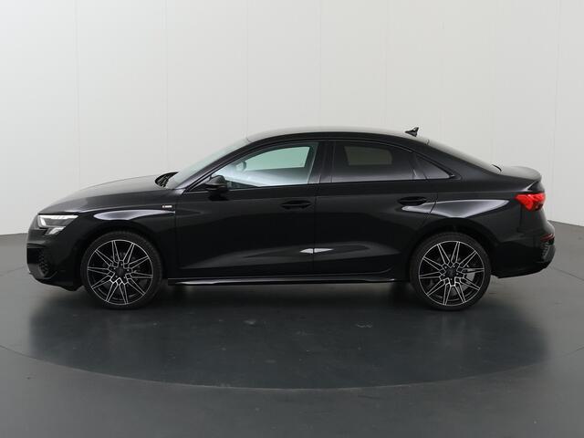 Audi A3 Limousine 35 TFSI S Line | 2x S-line | Navigatie | Parkeercamera | Cruise Control Adaptief | Stoelverwarming | Keyless Go | 18" Velgen |