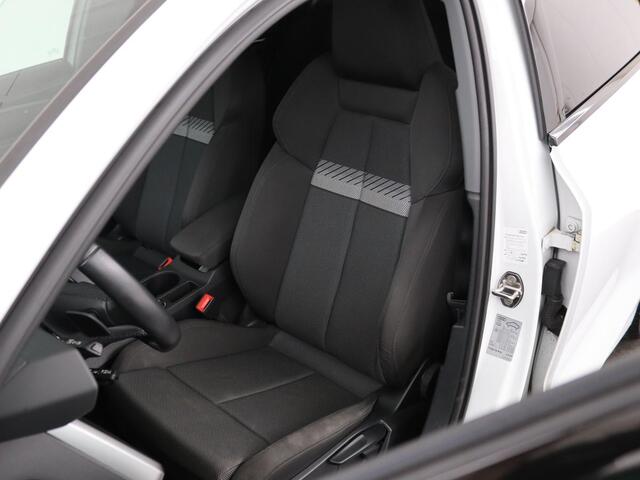 Audi A3 Limousine 30 TFSI Business edition Automaat | Trekhaak | Navigatie | Appel CarPlay | Cruise Control | DAB | LMV