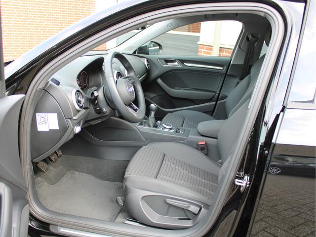 Audi A3 Limousine 30 TFSI Advance /LED/Climate/Virtual Cockpit/Sportstoelen/Drive Select/17"LM/ACC/Lane assist/NAP!