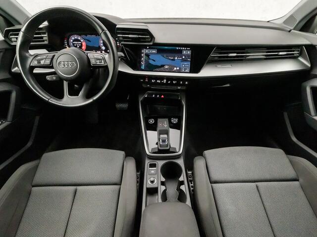 Audi A3 Limousine 30 TFSI Sport Automaat (APPLE CARPLAY, GROOT NAVI, GETINT GLAS, SPORTSTOELEN, CRUISE, CLIMATE, LANE ASSIST, NIEUWSTAAT)