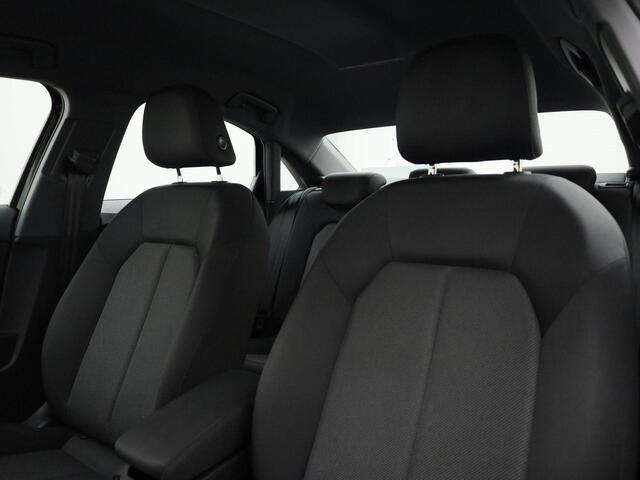 Audi A3 Limousine 30 TFSI 110PK S-tronic · Apple Car Play · Camera + Parkeersensoren · Lane assist · Garantie tot 03-08-2027 of 100.000km