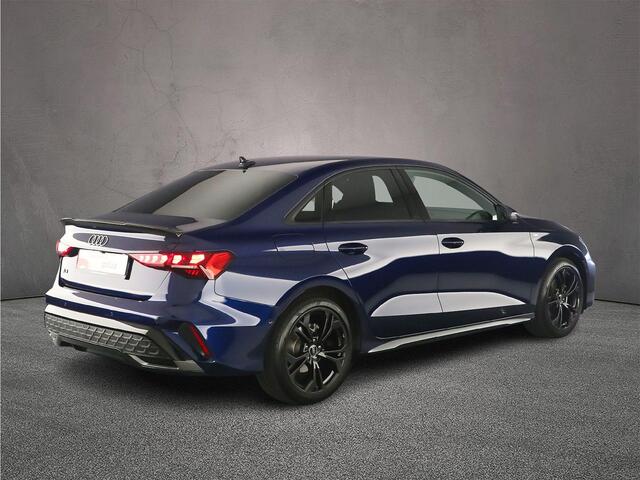 Audi A3 Limousine 30 TFSI S Edition | Trekhaak | Carbon | Sonos | Grootlichtassist | Adapt. Cruise | Sfeerverlichting | 18 inch | S Line