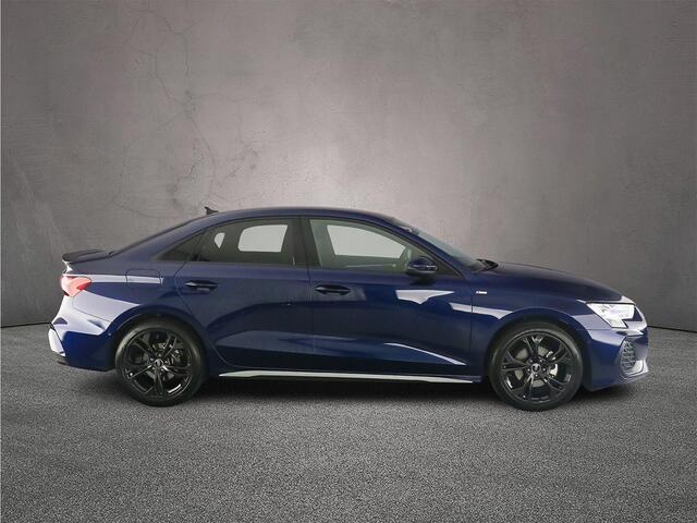 Audi A3 Limousine 30 TFSI S Edition | Trekhaak | Carbon | Sonos | Grootlichtassist | Adapt. Cruise | Sfeerverlichting | 18 inch | S Line