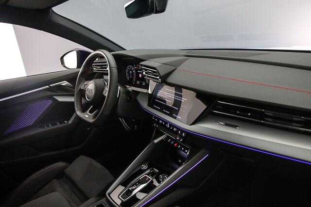 Audi A3 Limousine 30 TFSI S Edition | Trekhaak | Carbon | Sonos | Grootlichtassist | Adapt. Cruise | Sfeerverlichting | 18 inch | S Line