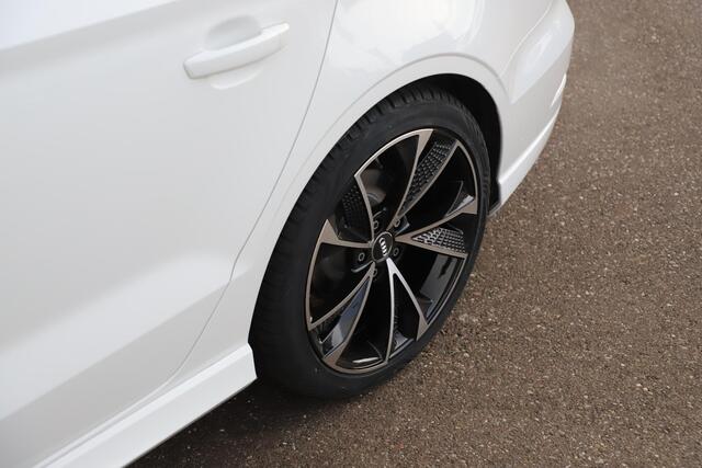 Audi A3 Limousine 30 TFSI Sport S Line Edition Automaat Half Leder Sportstoelen Nieuwe 18 inch Velgen Vredestein All-season Banden! Full LED Navigatie Bluetooth Climate Cruise Parkeersensor