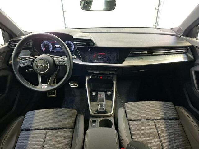 Audi A3 Limousine 30 TFSI S edition Navigatie Apple Carplay/Android Auto Parkeersensoren Adaptive Cruise Control Virtual Cockpit Climate Control Getinte ramen Lichtmetalen velgen