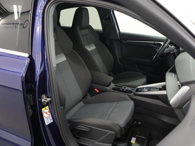 Audi A3 Limousine 35 TFSI Business edition | Adaptieve Cruise Control | Trekhaak afneembaar | Dynamic LED | Sportstoelen | Digitaal Dashboard | DAB | Navigatie | Climate Control | Privacy Glass |