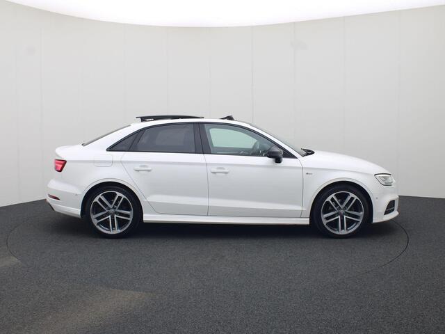 Audi A3 Limousine 35 TFSI/150PK S Line · Panoramadak · Trekhaak · Camera + Parkeersensoren