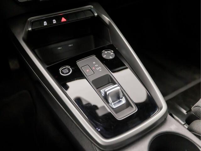 Audi A3 Limousine 30 TFSI Sport Automaat (APPLE CARPLAY, GROOT NAVI, CLIMATE, SPORTSTOELEN, GETINT GLAS, CRUISE, SPORTSTUUR, LANE ASSIST, NIEUWSTAAT)