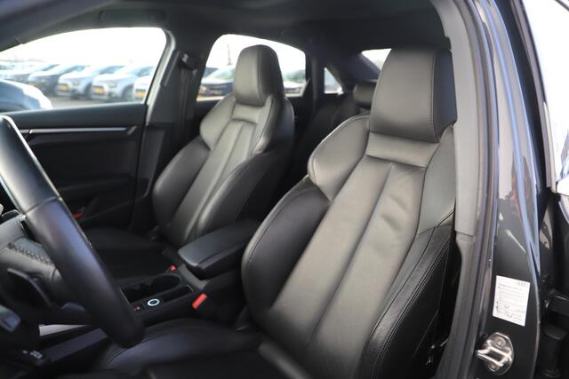 Audi A3 Limousine 30 TFSI Business edition Automaat Panoramadak 18 inch LMV Full LED Lederen bekleding Navigatie Carplay Android